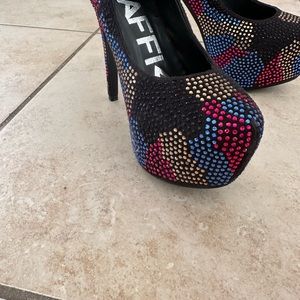 Traffic  crystal new platform pumps